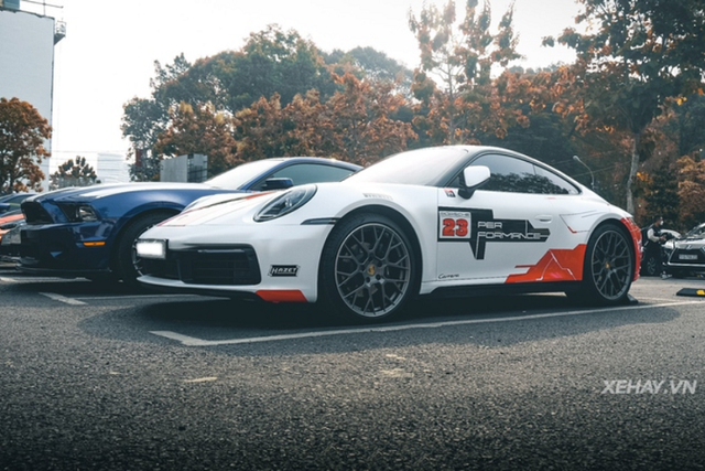 Ngắm Porsche 911 Carrera S nổi bật cạnh dàn siêu xe VietRally Ngam Porsche 911 Carrera S noi bat canh dan sieu xe VietRally