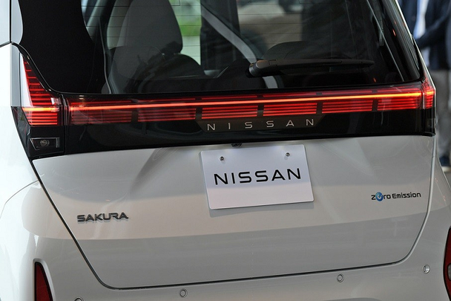 "Xe hộp diêm" Nissan Sakura 2022 rẻ như Hyundai Grand i10 - Hình 8 Theo hãng Nissan, Sakura được phát triển dựa trên cơ sở gầm bệ dành riêng cho ô tô điện để tối ưu hóa khoảng cách từ tâm bánh xe đến điểm xa nhất của đầu xe/đuôi xe và chiều dài cơ sở để mang đến nội thất rộng rãi. Tuy có kích thước nhỏ nhưng mẫu xe kei car này vẫn được trang bị nội thất 4 chỗ ngồi và khoang hành lý có thể tích 107 lít.