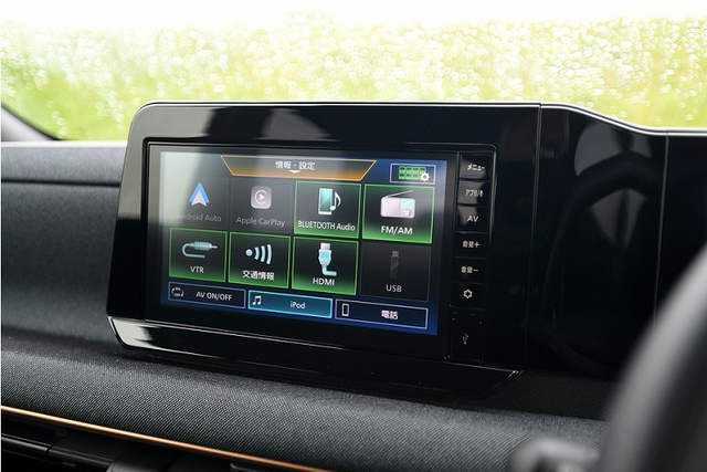 "Xe hộp diêm" Nissan Sakura 2022 rẻ như Hyundai Grand i10 - Hình 4 Bên ngoài, Nissan Sakura sở hữu thiết kế hatchback với những đặc trưng của xe kei car, tương tự IMk. Đồng thời, mẫu xe này trông như phiên bản thu nhỏ của ô tô điện Nissan Ariya. Trên đầu xe, Nissan Sakura được trang bị lưới tản nhiệt đóng kín, màu đen bóng ở chính giữa. Lưới tản nhiệt nối liền với cụm đèn pha LED hẹp và vuốt về phía sau.