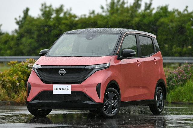 "Xe hộp diêm" Nissan Sakura 2022 rẻ như Hyundai Grand i10 - Hình 3 Nhờ đó, Nissan Sakura có bán kính vòng quay chỉ 4,8 m, rất phù hợp với các thành phố tại Nhật Bản. Ngoài ra, Nissan Sakura còn là một trong những mẫu ô tô điện nhẹ nhất trên thị trường với trọng lượng chỉ 1.070 kg ở bản tiêu chuẩn và 1.080 kg ở bản đủ.