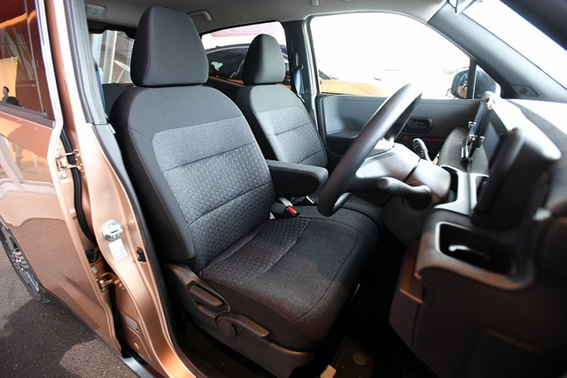 "Xe hộp diêm" Nissan Sakura 2022 rẻ như Hyundai Grand i10 - Hình 5 Ngoài ra, Nissan Sakura còn có dải đèn LED định vị ban ngày hình boomerang, bao quanh lưới tản nhiệt. Bên dưới là khe gió giả hình tam giác nằm dọc ở hai góc đầu xe và hốc gió trung tâm hình thang khá rộng.