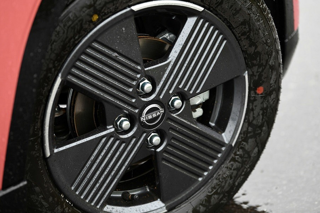 "Xe hộp diêm" Nissan Sakura 2022 rẻ như Hyundai Grand i10 - Hình 10 Tại thị trường Nhật Bản, mẫu ôtô điện này được chia thành 3 bản trang bị, bao gồm S, X và G. Giá xe Nissan Sakura khởi điểm từ 1,78 triệu Yên (khoảng 322 triệu đồng), đã áp dụng ưu đãi dành cho xe năng lượng xanh tại Nhật Bản. Như vậy, đây là mẫu ô tô điện rẻ nhất của hãng Nissan hiện nay và có giá chỉ ngang Hyundai Grand i10 hoặc Kia Morning tại Việt Nam. Khi mua Nissan Sakura, khách hàng Nhật Bản có thể chọn 1 trong 15 màu sơn ngoại thất