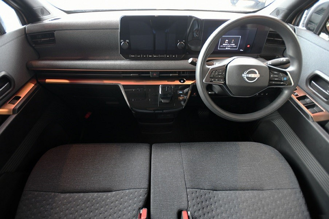 "Xe hộp diêm" Nissan Sakura 2022 rẻ như Hyundai Grand i10 - Hình 6 Ở bên sườn, Nissan Sakura đi kèm đường dập gân kéo dài từ đèn pha đến đèn hậu, đường chân kính hất lên ở cột C và các cột màu đen. Bên cạnh đó là đường viền kéo dài từ cột A đến cột C được sơn khác màu với thân xe, vừa tạo điểm nhấn vừa mang đến sự trẻ trung và bắt mắt cho Nissan Sakura. Chưa hết, mẫu xe kei car thuần điện này còn có 2 loại vành la-zăng 4 chấu với thiết kế lấy cảm hứng từ nghệ thuật thắt nút cổ xưa Mizuhiki của Nhật Bản.