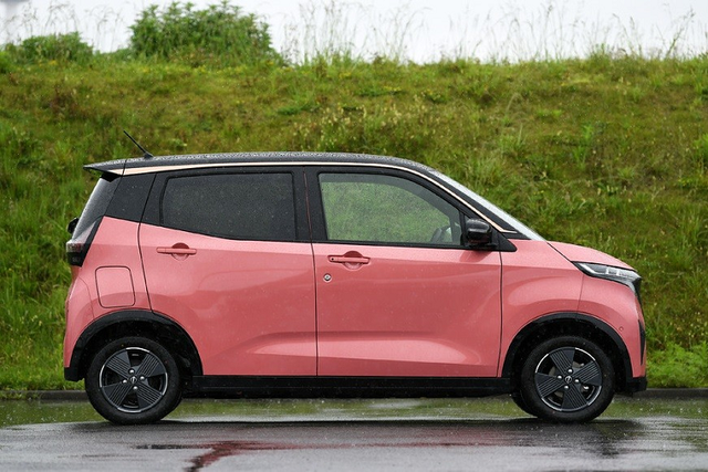 "Xe hộp diêm" Nissan Sakura 2022 rẻ như Hyundai Grand i10 - Hình 2 Được đặt tên theo loài hoa anh đào nổi tiếng tại Nhật Bản, Nissan Sakura 2022 hoàn toàn mới là mẫu ôtô nhỏ nhất của thương hiệu Nissan hiện nay. Theo đó, xe sở hữu chiều dài chỉ 3.395 mm, chiều rộng 1.475 mm, chiều cao 1.655 mm và chiều dài cơ sở 2.495 mm.