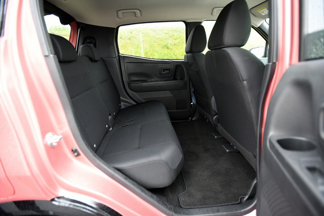 "Xe hộp diêm" Nissan Sakura 2022 rẻ như Hyundai Grand i10 - Hình 9 Bên trong mẫu xe kei car này có những trang bị đáng chú ý như bảng đồng hồ kỹ thuật số 7 inch, nối liền với màn hình thông tin giải trí 9 inch, nằm ngang trên mặt táp-lô. Bên dưới là cụm điều khiển trung tâm với cần số, màn hình và các nút bấm của hệ thống điều hòa. Trong khi đó, ghế của xe được bọc nỉ với chất liệu như ghế sofa tại nhà. Ở bản cao cấp, Nissan Sakura sẽ được trang bị vô lăng 2 chấu thể thao và những điểm nhấn màu đồng.