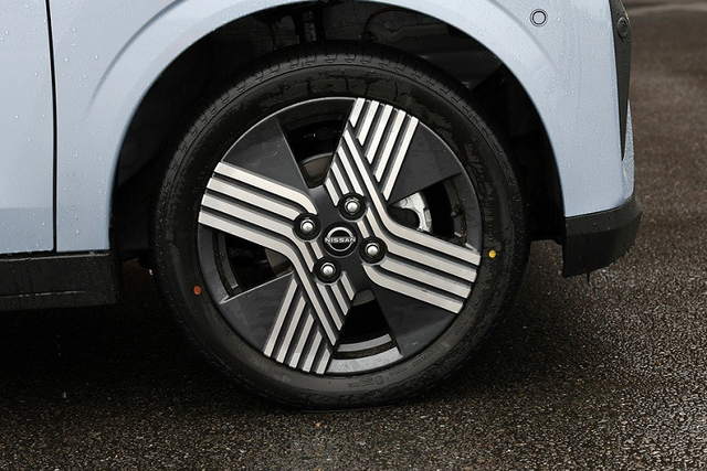 "Xe hộp diêm" Nissan Sakura 2022 rẻ như Hyundai Grand i10 - Hình 7 Đằng sau, Nissan Sakura được trang bị cụm đèn hậu LED với tạo hình vạch kẻ ngang đơn giản. Ngay bên dưới cụm đèn hậu nằm vắt ngang đuôi xe là tem chữ nổi "Nissan". Thêm vào đó là cánh gió mui khá lớn và những chi tiết tạo sự tương đồng với đầu xe như đèn phản quang nằm dọc hay tấm ốp màu đen dưới cản sau.