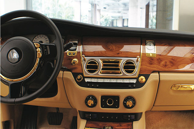 Ngắm Rolls-Royce Ghost mạ vàng độc của đại gia Trịnh Văn Quyết - Hình 4 Ngam Rolls-Royce Ghost ma vang doc cua dai gia Trinh Van Quyet-Hinh-4