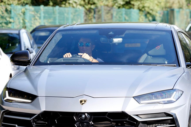Cristiano Ronaldo sẽ phải chuyển cả dàn siêu xe khủng nếu rời MU - Hình 3 Cristiano Ronaldo se phai chuyen ca dan sieu xe khung neu roi MU-Hinh-3