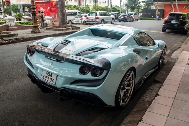 Xuất hiện Ferrari F8 Spider hơn 20 tỷ của đại gia Đà Lạt ở Sài Gòn - Hình 2 Xuat hien Ferrari F8 Spider hon 20 ty cua dai gia Da Lat o Sai Gon-Hinh-2