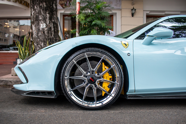 Xuất hiện Ferrari F8 Spider hơn 20 tỷ của đại gia Đà Lạt ở Sài Gòn - Hình 4 Xuat hien Ferrari F8 Spider hon 20 ty cua dai gia Da Lat o Sai Gon-Hinh-4