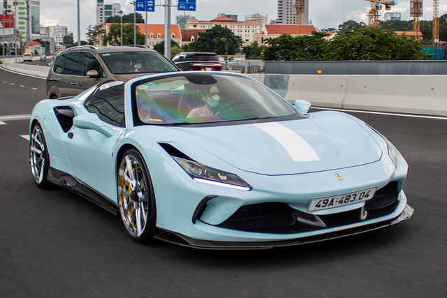 Xuất hiện Ferrari F8 Spider hơn 20 tỷ của đại gia Đà Lạt ở Sài Gòn - Hình 10 Xuat hien Ferrari F8 Spider hon 20 ty cua dai gia Da Lat o Sai Gon-Hinh-10