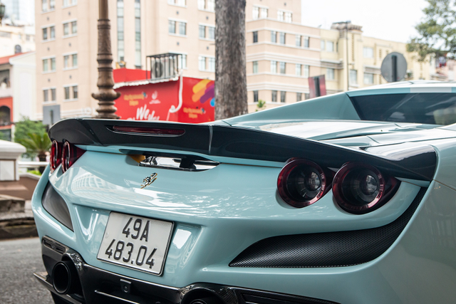 Xuất hiện Ferrari F8 Spider hơn 20 tỷ của đại gia Đà Lạt ở Sài Gòn - Hình 8 Xuat hien Ferrari F8 Spider hon 20 ty cua dai gia Da Lat o Sai Gon-Hinh-8