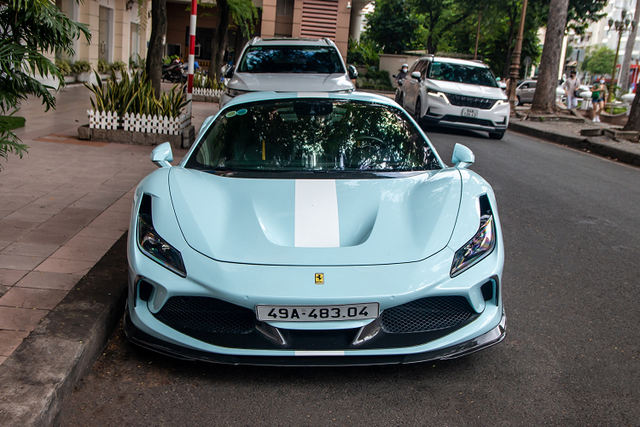 Xuất hiện Ferrari F8 Spider hơn 20 tỷ của đại gia Đà Lạt ở Sài Gòn - Hình 3 Xuat hien Ferrari F8 Spider hon 20 ty cua dai gia Da Lat o Sai Gon-Hinh-3