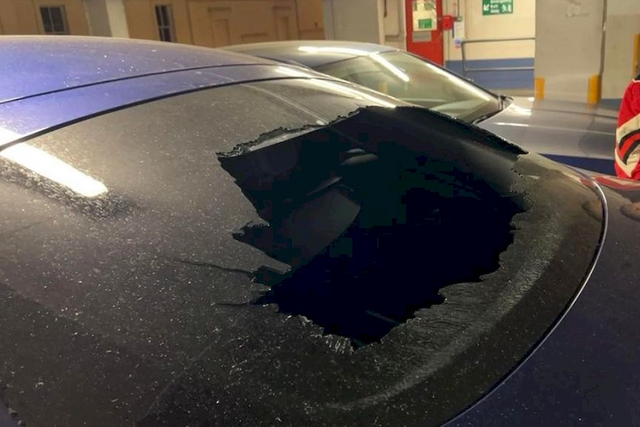 Can canh Mercedes-Benz GLC 220d cua Tuan Hung bi dap vo kinh o Luan Don-Hinh-4