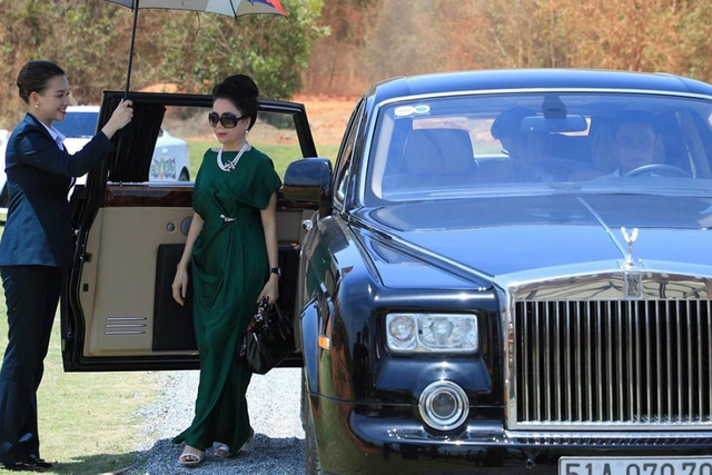 Ngắm siêu xe Rolls-Royce Phantom biển thần tài của ông Bùi Thành Nhơn - Hình 2 Ngam sieu xe Rolls-Royce Phantom bien than tai cua ong Bui Thanh Nhon-Hinh-2
