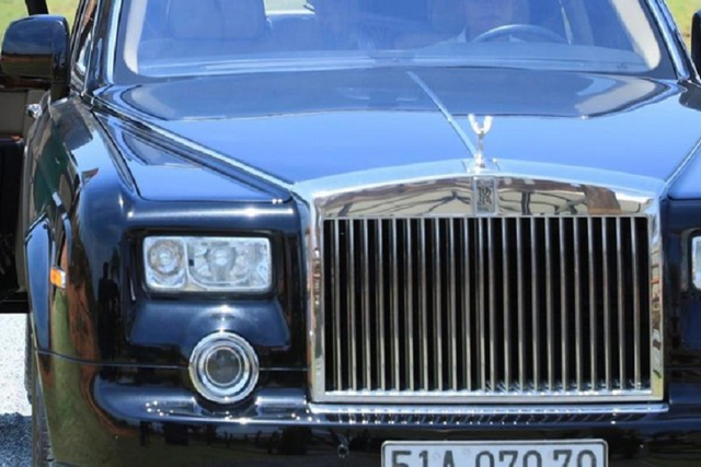 Ngắm siêu xe Rolls-Royce Phantom biển thần tài của ông Bùi Thành Nhơn - Hình 4 Ngam sieu xe Rolls-Royce Phantom bien than tai cua ong Bui Thanh Nhon-Hinh-4