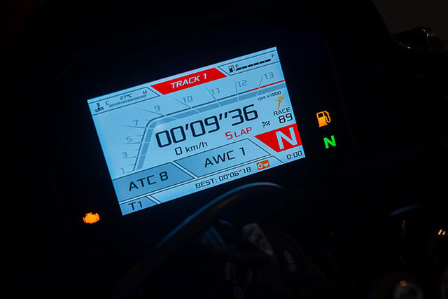 Cận cảnh mô tô Aprilia Tuono V4 đã đến tay khách Việt - Hình 5 Can canh mo to Aprilia Tuono V4 da den tay khach Viet-Hinh-5