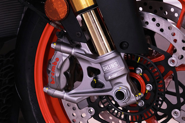 Cận cảnh mô tô Aprilia Tuono V4 đã đến tay khách Việt - Hình 7 Can canh mo to Aprilia Tuono V4 da den tay khach Viet-Hinh-7