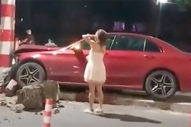 Ai cầm lái Mercedes-Benz C300 AMG bị tai nạn 'nát đầu' ở Hà Nội? - Hình 6 Ai cam lai Mercedes-Benz C300 AMG bi tai nan 'nat dau' o Ha Noi?-Hinh-6