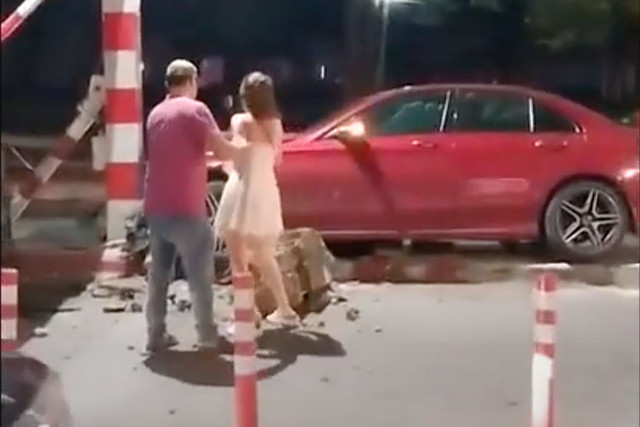 Ai cầm lái Mercedes-Benz C300 AMG bị tai nạn 'nát đầu' ở Hà Nội? - Hình 5 Ai cam lai Mercedes-Benz C300 AMG bi tai nan 'nat dau' o Ha Noi?-Hinh-5