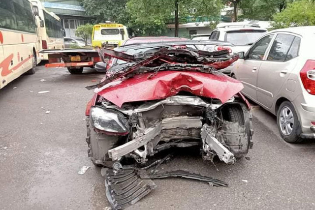Ai cầm lái Mercedes-Benz C300 AMG bị tai nạn 'nát đầu' ở Hà Nội? - Hình 7 Ai cam lai Mercedes-Benz C300 AMG bi tai nan 'nat dau' o Ha Noi?-Hinh-7