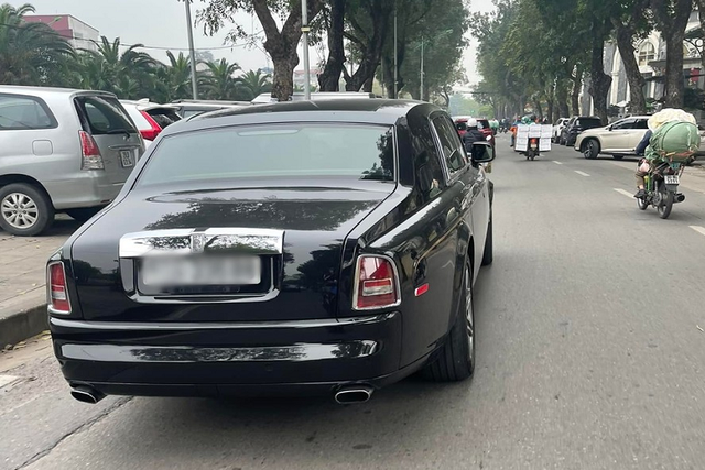 Rolls-Royce Phantom “Rồng” hơn 35 tỷ của Bầu Kiên tái xuất bất ngờ - Hình 3 Rolls-Royce Phantom “Rong” hon 35 ty cua Bau Kien tai xuat bat ngo-Hinh-3