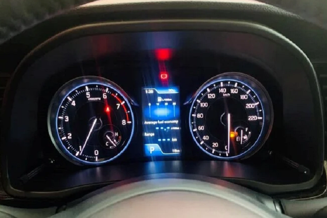 Cận cảnh Suzuki Ertiga Hybrid có giá bán ra từ 539 triệu đồng - Hình 4 Can canh Suzuki Ertiga Hybrid co gia ban ra tu 539 trieu dong-Hinh-4