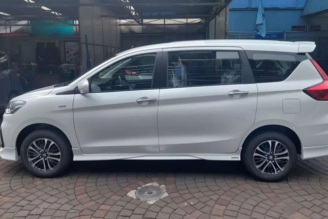 Cận cảnh Suzuki Ertiga Hybrid có giá bán ra từ 539 triệu đồng - Hình 6 Can canh Suzuki Ertiga Hybrid co gia ban ra tu 539 trieu dong-Hinh-6
