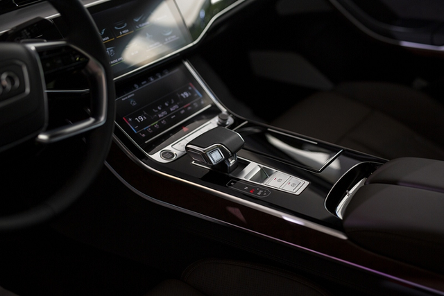 Đại gia Minh Nhựa chi hơn 6 tỷ đồng tậu Audi A8L 2022 - Hình 6 Dai gia Minh Nhua chi hon 6 ty dong tau Audi A8L 2022-Hinh-6