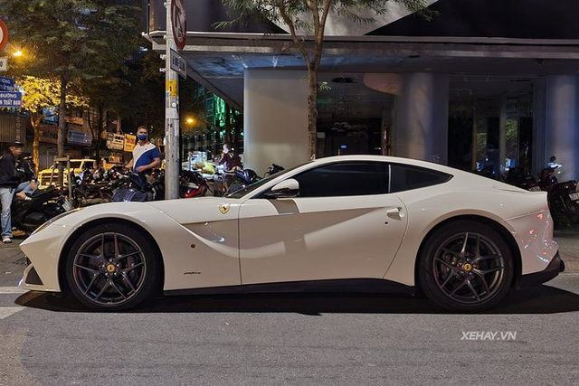 Cận cảnh siêu xe Ferrari F12 Berlinetta hơn 20 tỷ Can canh sieu xe Ferrari F12 Berlinetta hon 20 ty
