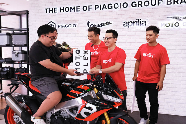 Cận cảnh mô tô Aprilia Tuono V4 đã đến tay khách Việt - Hình 12 Can canh mo to Aprilia Tuono V4 da den tay khach Viet-Hinh-12