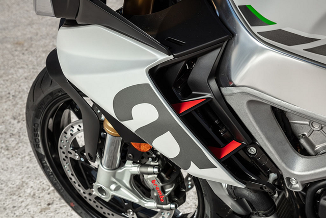 Cận cảnh mô tô Aprilia Tuono V4 đã đến tay khách Việt - Hình 9 Can canh mo to Aprilia Tuono V4 da den tay khach Viet-Hinh-9
