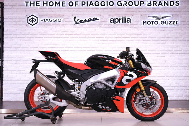 Cận cảnh mô tô Aprilia Tuono V4 đã đến tay khách Việt Can canh mo to Aprilia Tuono V4 da den tay khach Viet