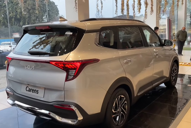 Kia Carens 2022 giá rẻ vượt qua các đối thủ khác với 50.000 người đặt mua - Hình 2 Kia Carens 2022 gia re vuot qua cac doi thu khac voi 50.000 nguoi dat mua-Hinh-2