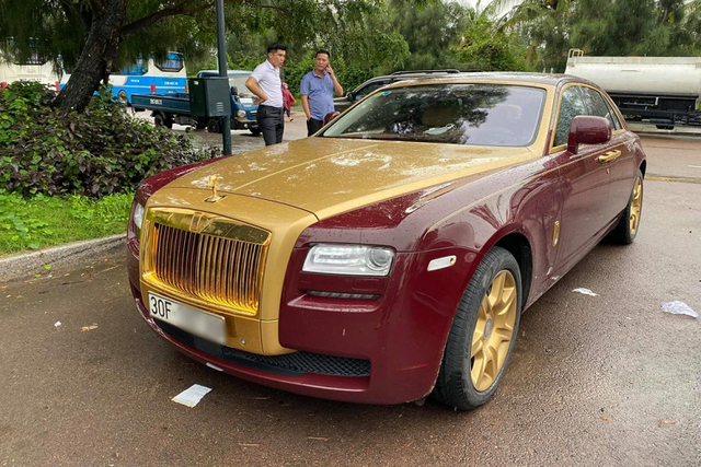 Ngắm Rolls-Royce Ghost mạ vàng độc của đại gia Trịnh Văn Quyết - Hình 8 Ngam Rolls-Royce Ghost ma vang doc cua dai gia Trinh Van Quyet-Hinh-8