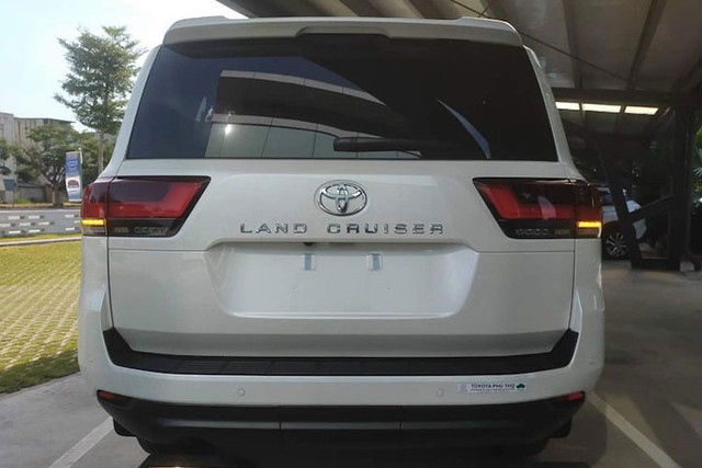 Xe Toyota Land Cruiser 2022 chênh giá tới 1,3 tỷ đồng tại Việt Nam - Hình 9 Xe Toyota Land Cruiser 2022 chenh gia toi 1,3 ty dong tai Viet Nam-Hinh-9