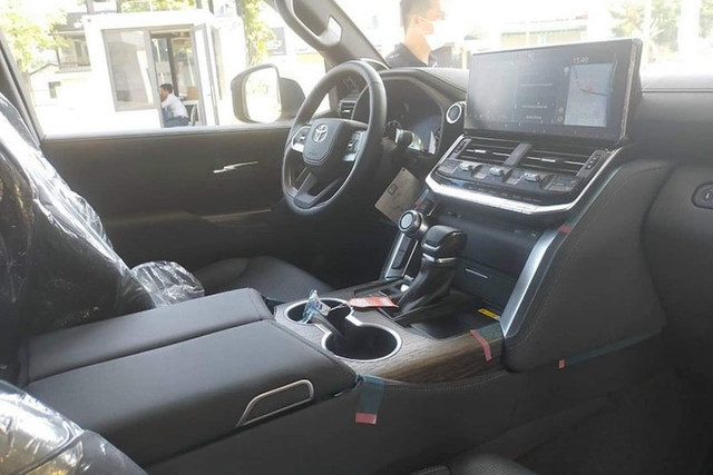 Xe Toyota Land Cruiser 2022 chênh giá tới 1,3 tỷ đồng tại Việt Nam - Hình 5 Xe Toyota Land Cruiser 2022 chenh gia toi 1,3 ty dong tai Viet Nam-Hinh-5