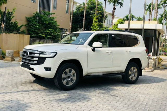 Xe Toyota Land Cruiser 2022 chênh giá tới 1,3 tỷ đồng tại Việt Nam - Hình 2 Xe Toyota Land Cruiser 2022 chenh gia toi 1,3 ty dong tai Viet Nam-Hinh-2