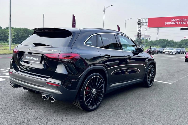 Xuất hiện Mercedes-AMG GLA 45 S 4Matic+ hơn 3,4 tỷ ở Hà Nội - Hình 11 Xuat hien Mercedes-AMG GLA 45 S 4Matic+ hon 3,4 ty o Ha Noi-Hinh-11