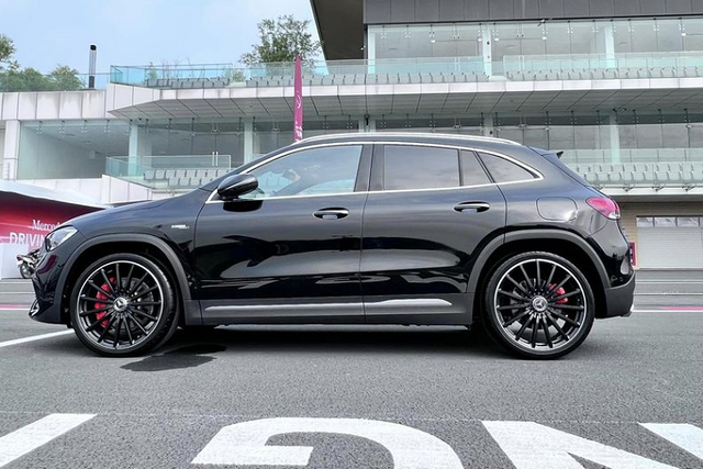 Xuất hiện Mercedes-AMG GLA 45 S 4Matic+ hơn 3,4 tỷ ở Hà Nội - Hình 6 Xuat hien Mercedes-AMG GLA 45 S 4Matic+ hon 3,4 ty o Ha Noi-Hinh-6