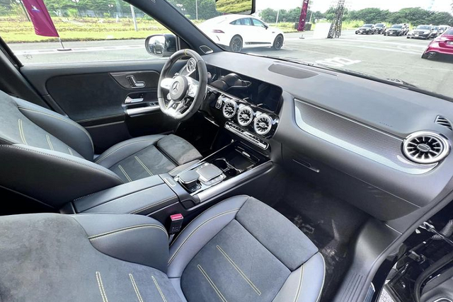 Xuất hiện Mercedes-AMG GLA 45 S 4Matic+ hơn 3,4 tỷ ở Hà Nội - Hình 9 Xuat hien Mercedes-AMG GLA 45 S 4Matic+ hon 3,4 ty o Ha Noi-Hinh-9