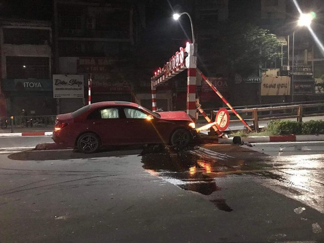 Ai cầm lái Mercedes-Benz C300 AMG bị tai nạn 'nát đầu' ở Hà Nội? - Hình 2 Ai cam lai Mercedes-Benz C300 AMG bi tai nan 'nat dau' o Ha Noi?-Hinh-2