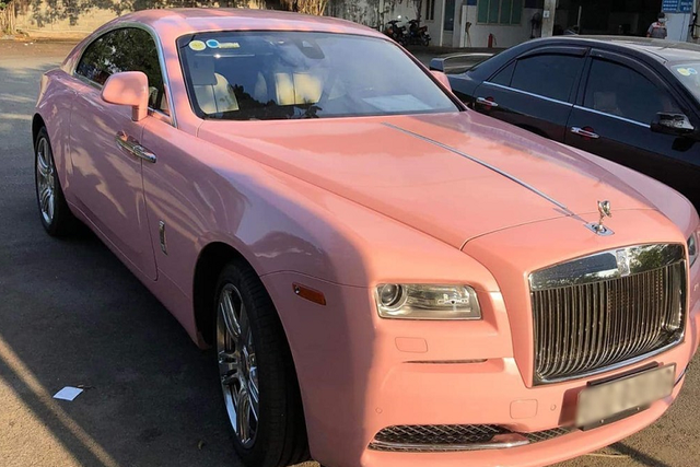 Cận cảnh Rolls-Royce Wraith màu hồng bà Nguyễn Phương Hằng - Hình 3 Can canh Rolls-Royce Wraith mau hong ba Nguyen Phuong Hang-Hinh-3