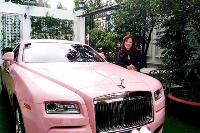 Cận cảnh Rolls-Royce Wraith màu hồng bà Nguyễn Phương Hằng - Hình 7 Can canh Rolls-Royce Wraith mau hong ba Nguyen Phuong Hang-Hinh-7