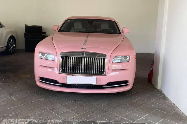 Cận cảnh Rolls-Royce Wraith màu hồng bà Nguyễn Phương Hằng - Hình 5 Can canh Rolls-Royce Wraith mau hong ba Nguyen Phuong Hang-Hinh-5