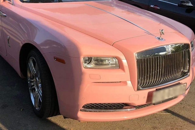 Cận cảnh Rolls-Royce Wraith màu hồng bà Nguyễn Phương Hằng - Hình 4 Can canh Rolls-Royce Wraith mau hong ba Nguyen Phuong Hang-Hinh-4