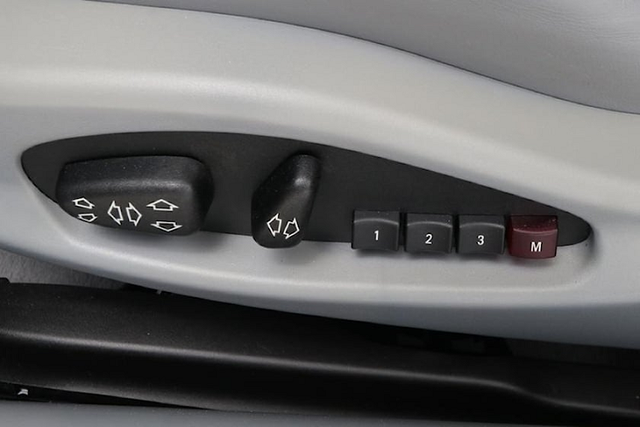 Siêu phẩm BMW M3 E46 sau 19 năm đắt hơn M3 thế hệ mới - Hình 6 Sieu pham BMW M3 E46 sau 19 nam dat hon M3 the he moi-Hinh-6