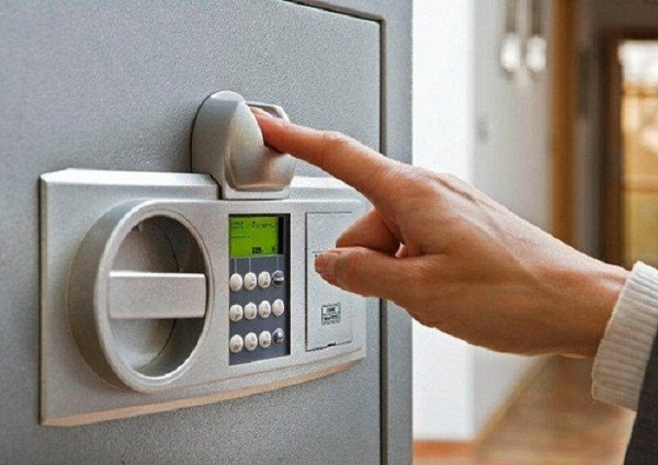 Nghẹn đắng phát hiện bí mật của chồng khi mở két sắt Nghen dang phat hien bi mat cua chong khi mo ket sat