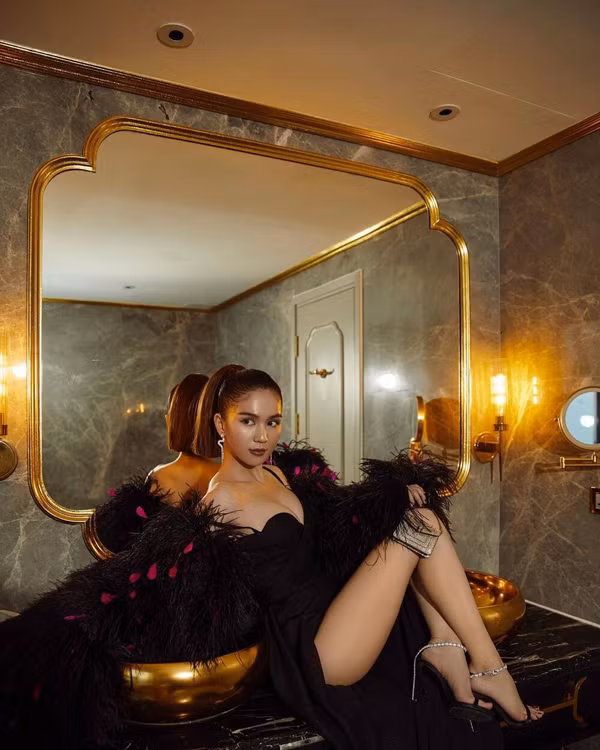 Nhung lan Ngoc Trinh bi che kem sang du an mac sexy-Hinh-6