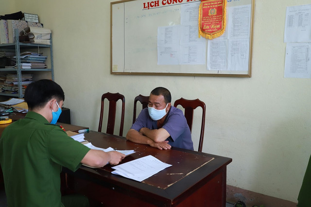 Lao vào đấm công an phường vì bị phát hiện đang uống cà phê ở quán giữa mùa COVID-19 Lao vao dam cong an phuong vi bi phat hien dang uong ca phe o quan giua mua COVID-19